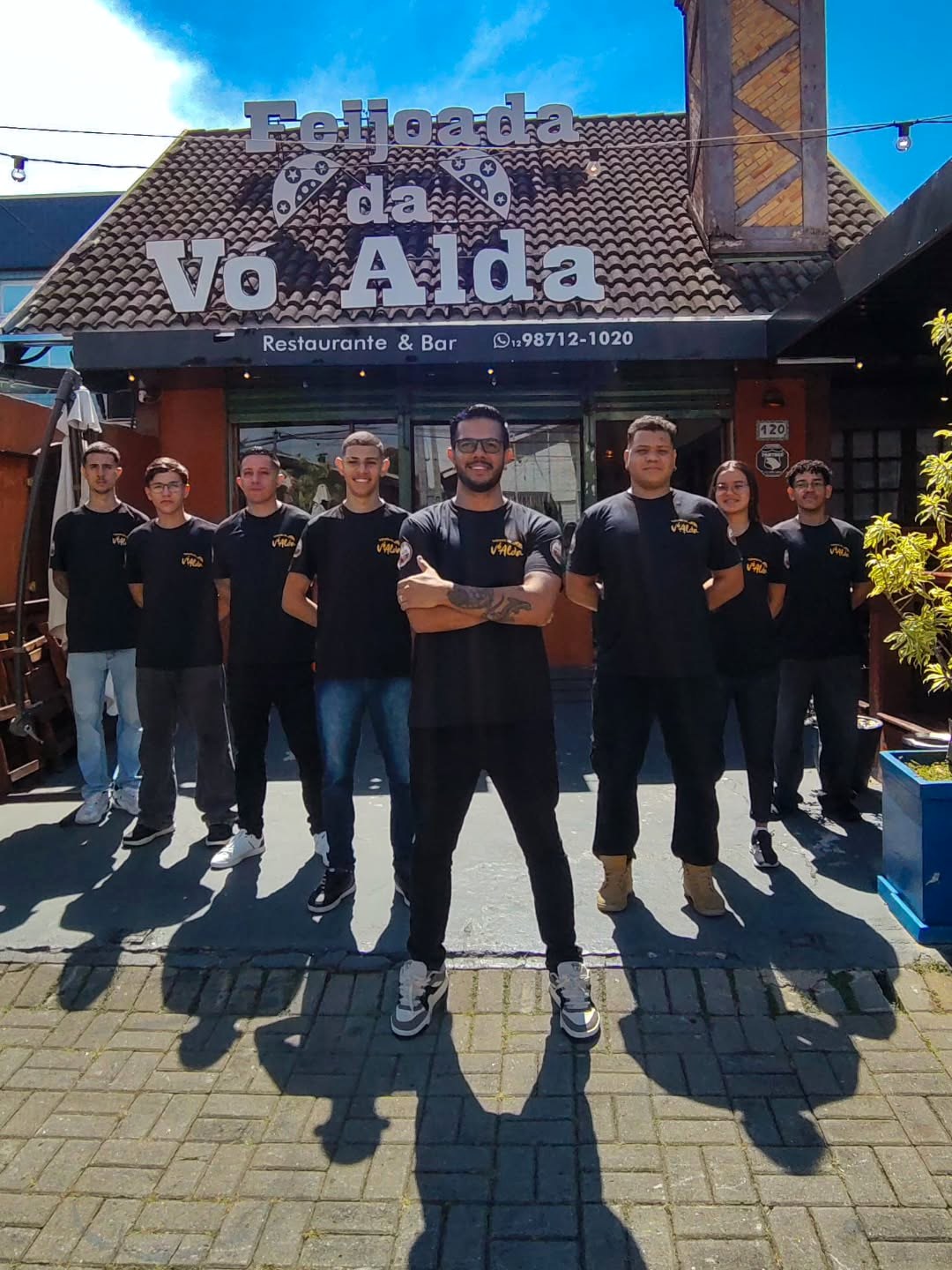 Julio Cabral à frente da equipe do restaurante Feijoada da Vó Alda.