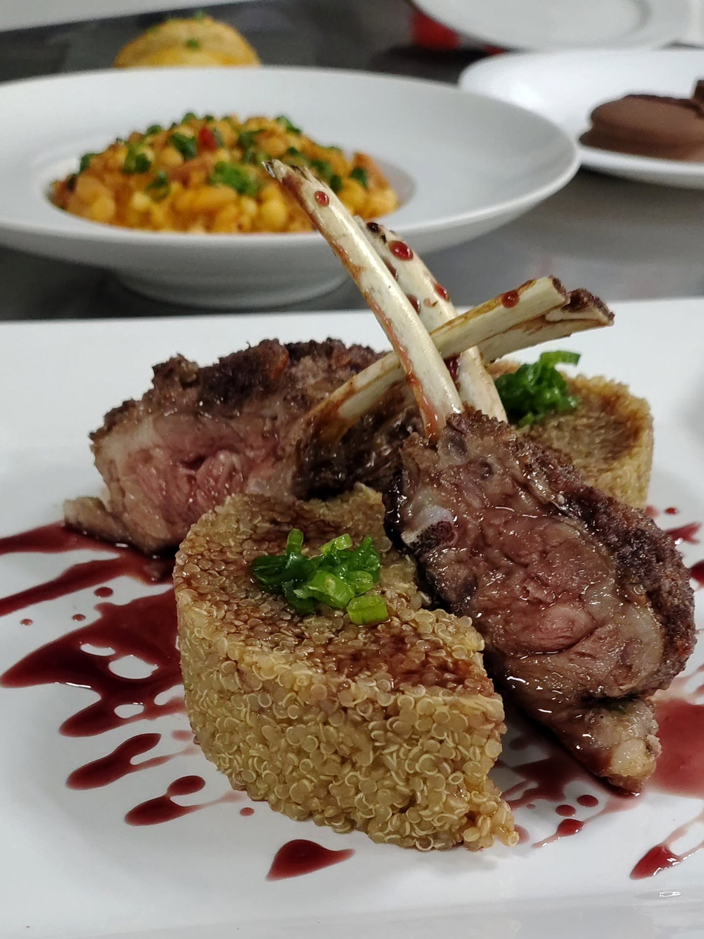 Prato com carne, molho e acompanhamento em apresentação vertical.